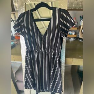 🌸 Chic Black Striped Mini Dress | Size 6 | Effortlessly Stylish 🖤